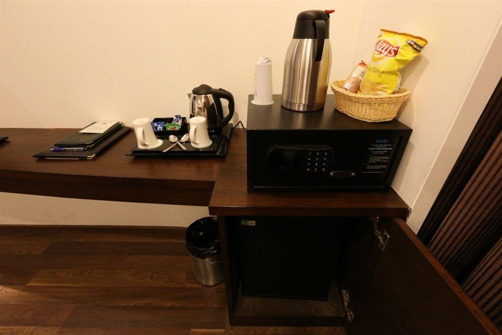 Hotel Le Roi Near New Delhi Railway Station Exteriör bild