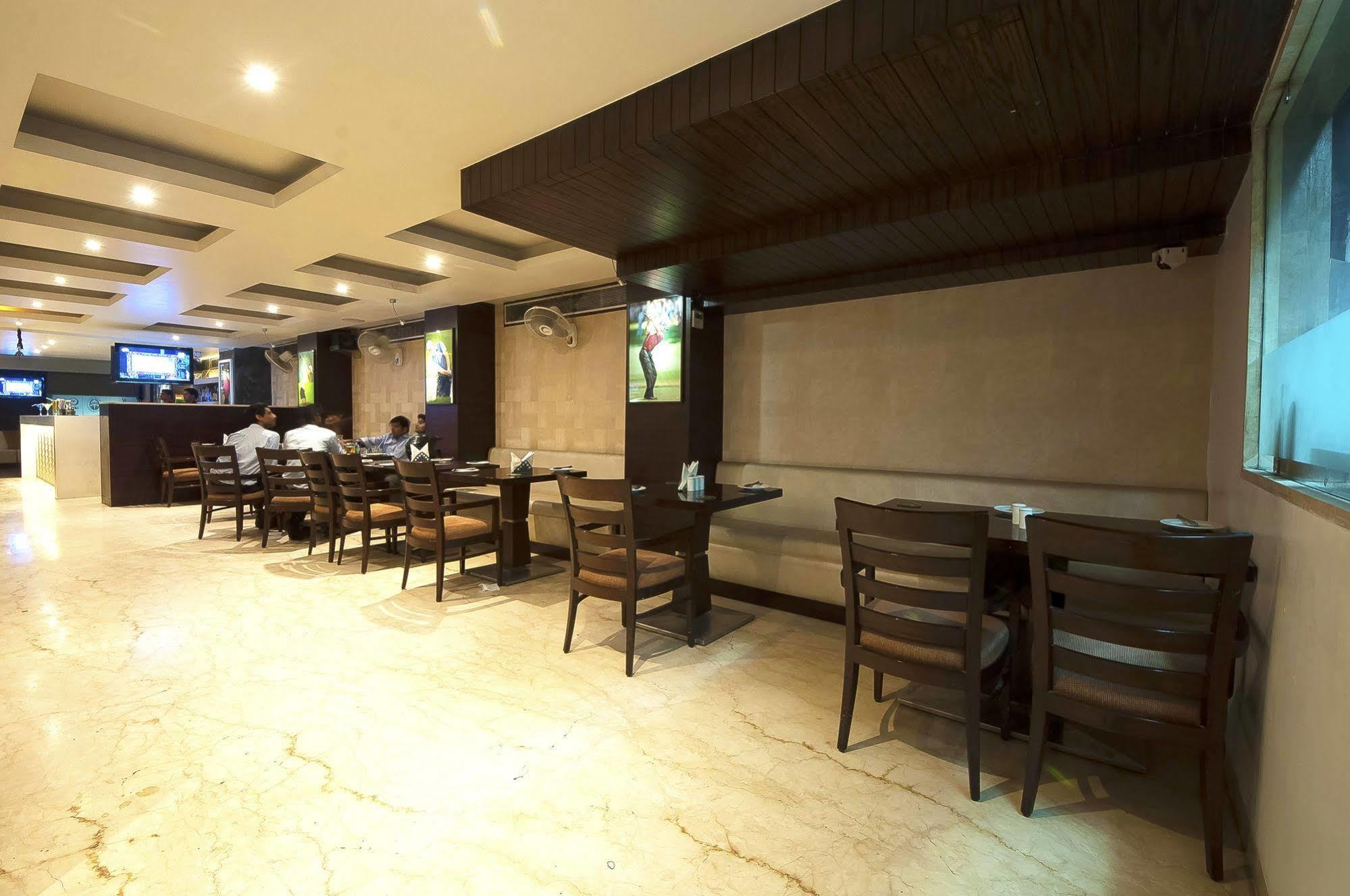 Hotel Le Roi Near New Delhi Railway Station Exteriör bild