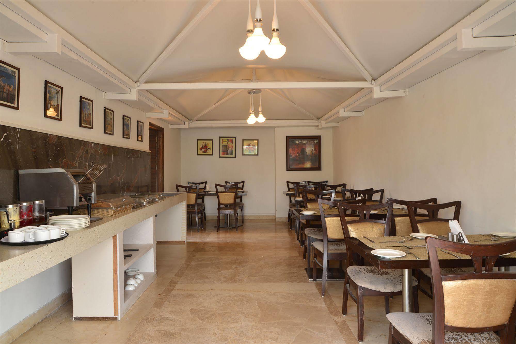 Hotel Le Roi Near New Delhi Railway Station Exteriör bild